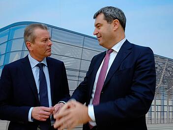 Nürnbergs OB Ulrich Maly (links) und Bayerns Finanzminister Markus Söder haben angekündigt, in die Modernisierung des Messegeländes Nürnberg zu investieren. Foto: Nikolas Pelke