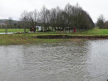 Der ökologische Zustand des Weißen Mains ist "unbefriedigend". Unser Bild zeigt das Gewässer bei der Baille-Maille-Allee in Himmelkron. Foto: Werner Reißaus