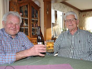 Wurden für ihre 65-jährige aktive Mitgliedschaft im Mottener Gesangverein Liederkranz geehrt: Erwin Müller (von links) und Altbürgermeister Karl Will .  Foto: Petra Heurich