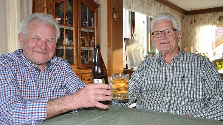 Wurden für ihre 65-jährige aktive Mitgliedschaft im Mottener Gesangverein Liederkranz geehrt: Erwin Müller (von links) und Altbürgermeister Karl Will .  Foto: Petra Heurich