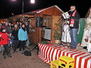 Vorsitzender Norbert Händel (auf dem Podium) mit Christkind Sophia Dresel und Engeln.Evi Seeger