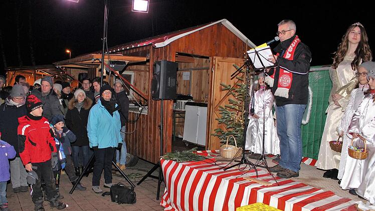 Vorsitzender Norbert Händel (auf dem Podium) mit Christkind Sophia Dresel und Engeln.Evi Seeger