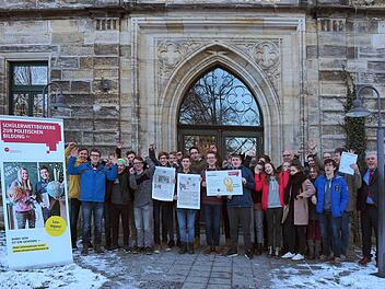 Die Klasse 10a des Gymnasiums Ernestinum hat beim Sch&uuml;lerwettbewerb zur politischen Bildung  einen Hauptpreis errungen und wird eine Woche lang Paris besuchen. Zw&ouml;lf Themen wurden von etwa 2300 Schulklassen bearbeitet. Foto: Christoph Winter