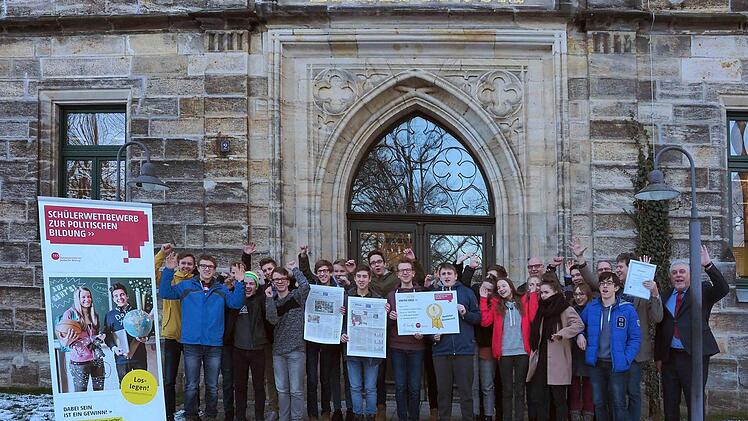 Die Klasse 10a des Gymnasiums Ernestinum hat beim Sch&uuml;lerwettbewerb zur politischen Bildung  einen Hauptpreis errungen und wird eine Woche lang Paris besuchen. Zw&ouml;lf Themen wurden von etwa 2300 Schulklassen bearbeitet. Foto: Christoph Winter