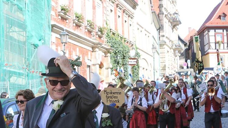 Vom Marktplatz aus machten sich die Kronacher Schützen und ihre Gäste auf den Weg zur Hofwiese. Foto: Barbara Herbst