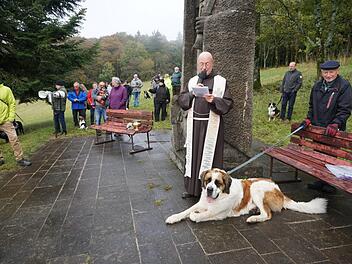 Pater Georg sprach in diesem Jahr bei der Tiersegnung über seine  Erlebnisse mit dem Bernhardiner Joseph auf dem Kreuzberg. Foto: Marion Eckert