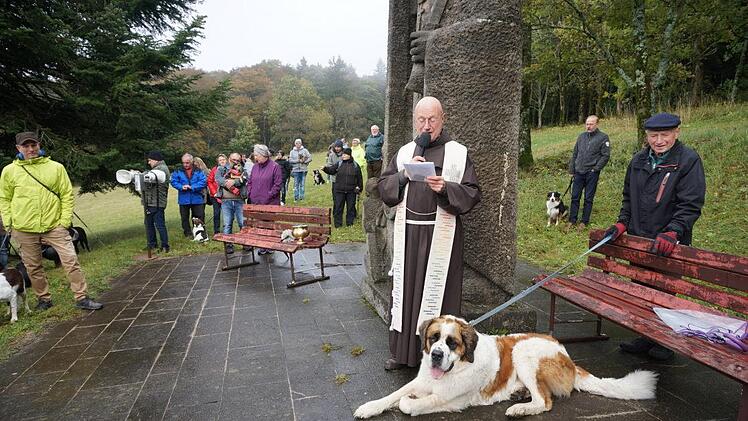 Pater Georg sprach in diesem Jahr bei der Tiersegnung über seine  Erlebnisse mit dem Bernhardiner Joseph auf dem Kreuzberg. Foto: Marion Eckert