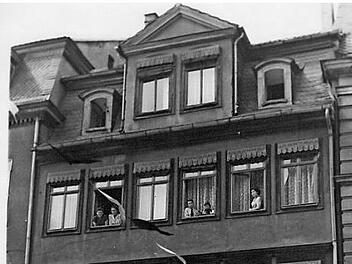 Gebäude Spitalgasse 1 in den 60er Jahren (links), 2014 mit Einglasfenstern und neu saniert (rechts)  Fotos: Eidt/Meißinger