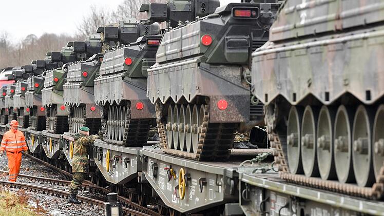 Bundeswehr verlädt Schützenpanzer für Litauen