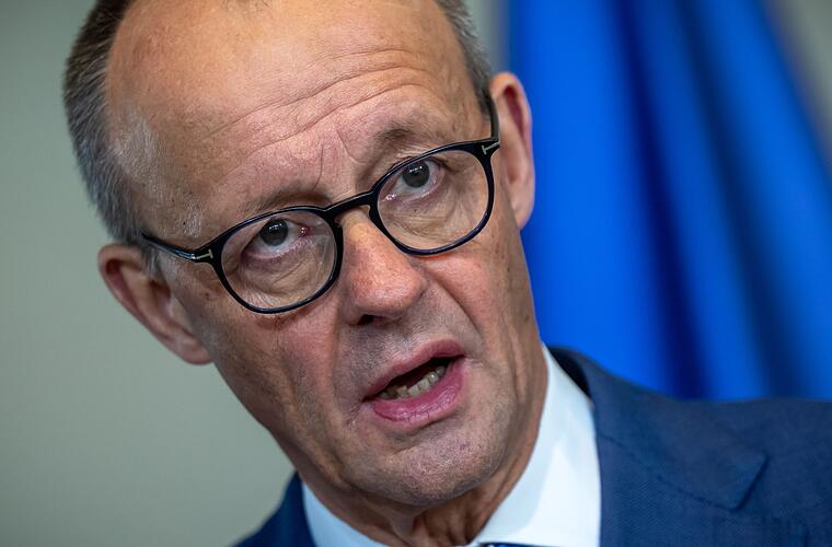 Merz begrüßt geplanten Kurswechsel beim Verbrenner-Aus