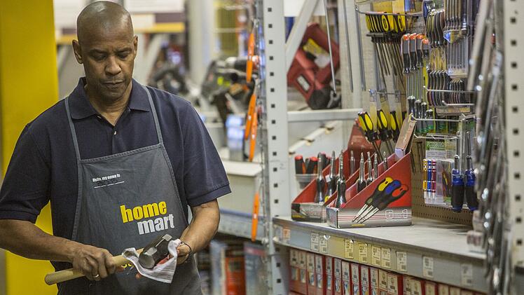 Robert McCall (Denzel Washington) hat sich nach einer Undercover-Agenten-Karriere f&uuml;r tot erkl&auml;ren lassen und arbeitet untergetaucht als Baumarkt-Mitarbeiter.