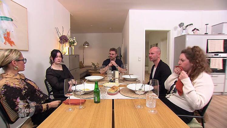 An Tag 2 trift sich die Kieler "Dinner"-Runde bei Patrick (31).