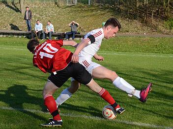 Über den Außenseiter gestolpert: Fuchsstadts Christoph Mützel (vorne) gegen den Reiterswiesener Tobias Windberg. Foto: Jürgen Schmitt