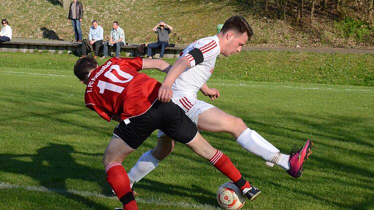 Über den Außenseiter gestolpert: Fuchsstadts Christoph Mützel (vorne) gegen den Reiterswiesener Tobias Windberg. Foto: Jürgen Schmitt