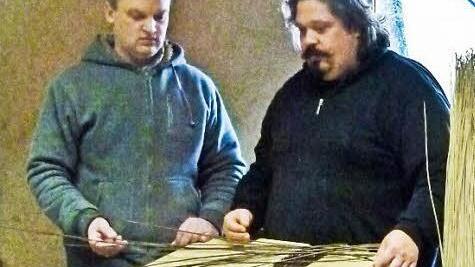 Thomas Backof (r.) und Vertriebspartner Frank Höfer inspizieren einen Bio-Sarg. Foto: Dobschütz