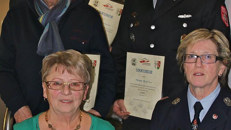 Ehrungen (vorn, von links): Klara Werberich und Irma Sell; (dahinter, von links) Edgar Hirt, Florian Müller; (oben) Stefan Ruppert. Foto: G. Schaar