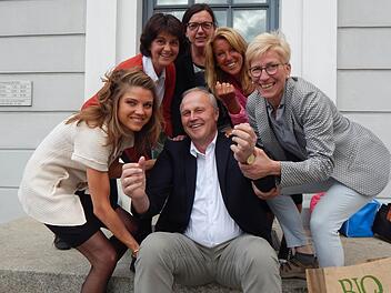 Gerald Brehm würde sich von Julia Maslow, Birgit Brehm, Renate Lang, Sabine Gerner und Christine Lettenmeier (von links) gerne einmal auf Händen tragen lassen.  Foto: Mona Lisa Eigenfeld
