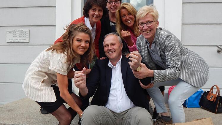 Gerald Brehm würde sich von Julia Maslow, Birgit Brehm, Renate Lang, Sabine Gerner und Christine Lettenmeier (von links) gerne einmal auf Händen tragen lassen.  Foto: Mona Lisa Eigenfeld
