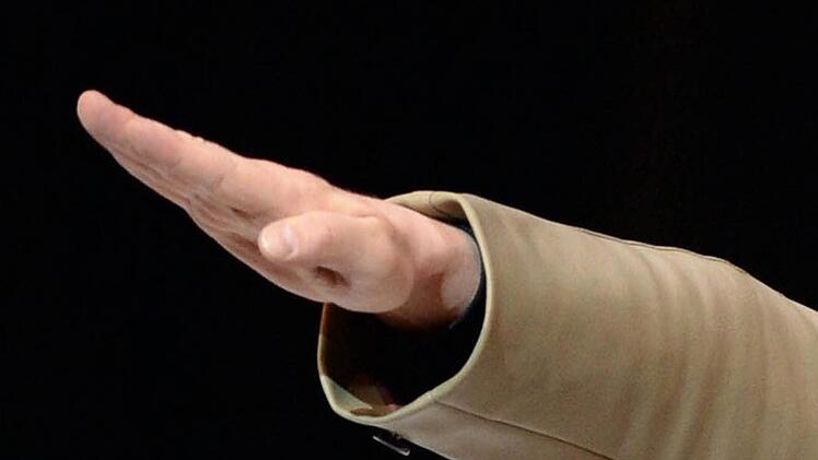 Ein mit über 3 Promille stark alkoholisierter 27-jähriger hat in der Nacht zum Sonntag in einer Gaststätte in Lichtenfels den "Hitlergruß" gezeigt. Symbolfoto: dpa