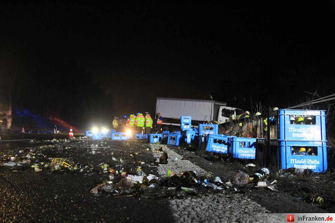 Bierkästen auf A73: Lastwagen durchbricht Mittelschutzleitplanke