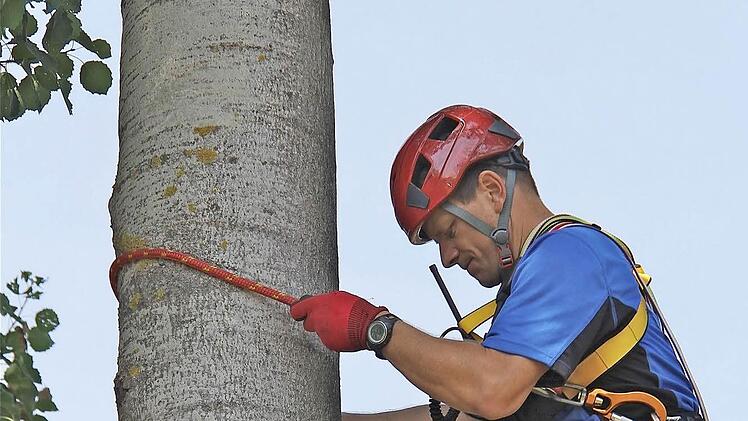 Im Sommer brauchen unter anderem Drachenflieger und Paraglider die Hilfe der Mitglieder. Unser Foto zeigt eine Vorführung, bei der die Rettung eines Fallschirmspringers simuliert wird. Foto: Archiv/Gerd Schaar