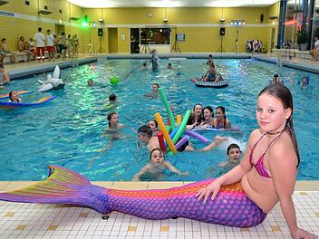 Badenixe Selina aus Bad Neustadt auf der Poolparty im Hallenbad.  Foto: Peter Rauch