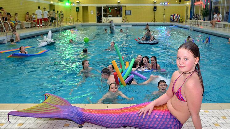 Badenixe Selina aus Bad Neustadt auf der Poolparty im Hallenbad.  Foto: Peter Rauch