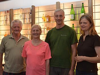 Adolf Keller (von links), Agnes Keller, Rainer Keller und Karin Keller vor der Ausstellungswand des neuen Verkaufsraumes.  Foto: Andreas Lomb