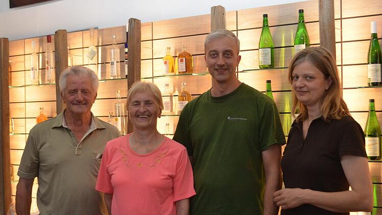Adolf Keller (von links), Agnes Keller, Rainer Keller und Karin Keller vor der Ausstellungswand des neuen Verkaufsraumes.  Foto: Andreas Lomb