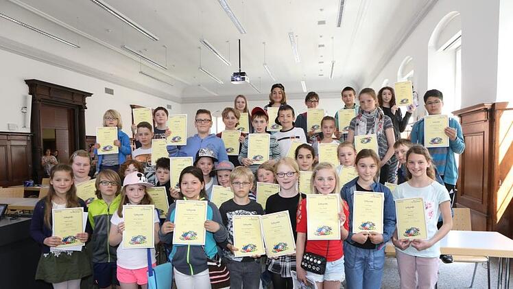 Diese Studentinnen und Studenten der Bamberger Kinder-Uni haben alle drei Vorlesungen in diesem Sommersemester angehört. Dafür gab's am Samstag eine tolle Urkunde. Ein paar Kinder haben dazu noch einen Büchergutschein gewonnen. Foto: Barbara Herbst