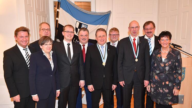 Gruppenbild nach der Ehrung mit (von links) Landtagsabgeordnetem und Stadtrat Rainer Ludwig, Stefan Leible (Präsident der Universität Bayreuth), Regierungspräsidentin Heidrun Piwernetz, Bürgermeister Ralf Hartnack, Landrat Klaus Peter Söllner, OB Henry Schramm, Bürgermeister Frank Wilzok, MGO-Geschäftsführer Walter Schweinsberg, Stadtrat Stefan Schaffranek und Landtagsabgeordnete und Stadträtin Inge AuresRonald Rinklef