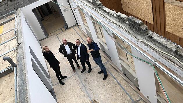 Maximilian Reich (von links) vom Landratsamt, Rh&ouml;n GmbH-Gesch&auml;ftsf&uuml;hrer  Thorn Pl&ouml;ger, Landrat Thomas Bold und Klaus Spitzl, Gesch&auml;ftsf&uuml;hrer des  Vereins Naturpark und Biosph&auml;renreservat Bayerische Rh&ouml;n besichtigen die Baustelle.  Foto: Marion Eckert