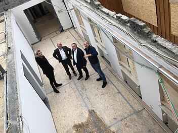 Maximilian Reich (von links) vom Landratsamt, Rhön GmbH-Geschäftsführer  Thorn Plöger, Landrat Thomas Bold und Klaus Spitzl, Geschäftsführer des  Vereins Naturpark und Biosphärenreservat Bayerische Rhön besichtigen die Baustelle.  Foto: Marion Eckert