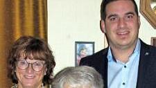 Anna Roppelt feierte geistig und körperlich fit ihren 95. Geburtstag. Auf dem Foto sind (von links) Tochter Lene, die Jubilarin und Maximilian Neeb. Foto: Norbert Karbach