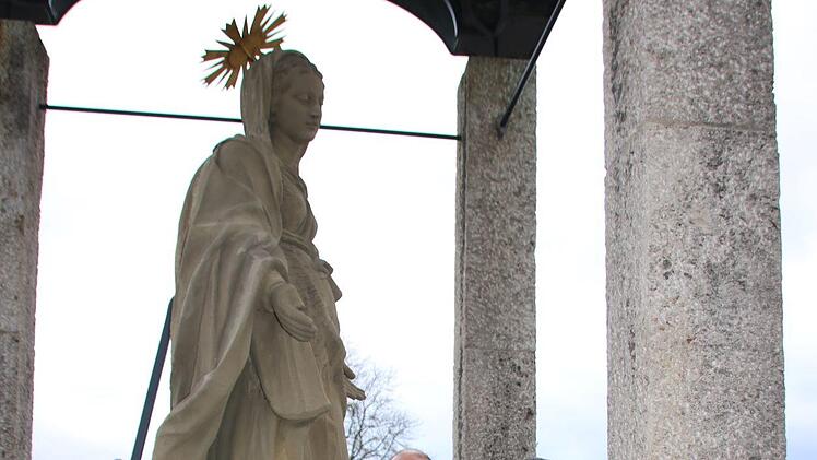 Religions- und Latein-Lehrer Harald Drescher und Hobby-Historiker Josef Kirchner sind sich absolut sicher: Die Statue an der Saale-Brücke stellt eine schwangere Maria dar. Foto: Ralf Ruppert