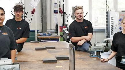 Die vier neuen Imo-Auszubildenden in der Lehrwerkstatt