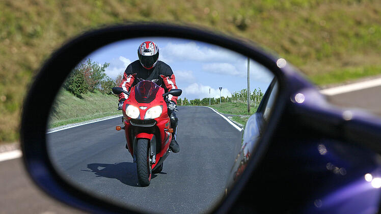 Biker, &Uuml;berholen, Unfall, Verletzungen
