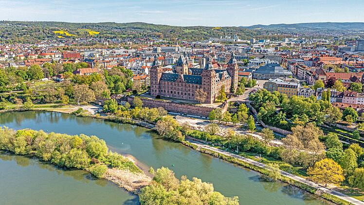 Panoramablick: Luftaufnahme der unterfr&auml;nkischen Stadt Aschaffenburg am Main