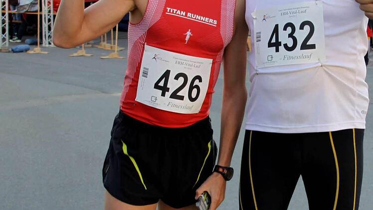 Sieger Oliver Brehm mit dem FT-Marathonmann Michael Busch