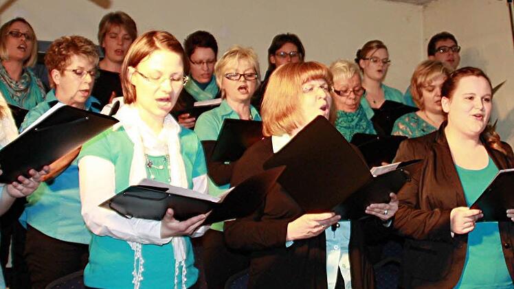Mitgewirkt hat auch der Steinbacher Singkreis beim Frühlingskonzert im Pfarrsaal St. Heinrich und trug Lieder von den Beatles und Pur eindrucksvoll vor.