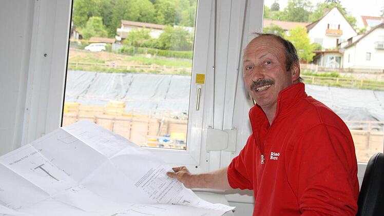 Polier Detlef Liche hat von seinem Baubüro im Container aus den besten Blick auf die Baustelle, bis Dezember wird der Hang zugebaut sein. Foto: Ralf Ruppert