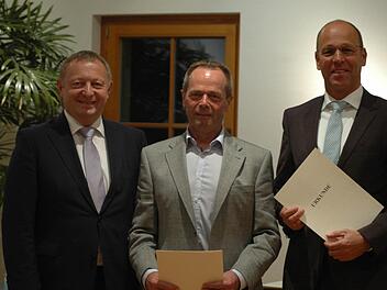 Bad Kissingens Landrat Thomas Bold (von links) überreichte die kommunalen Dankesurkunden an die Wildfleckener Wolfgang Illek und Gerd Kleinhenz.Foto: Sebastian Schmitt-Mathea