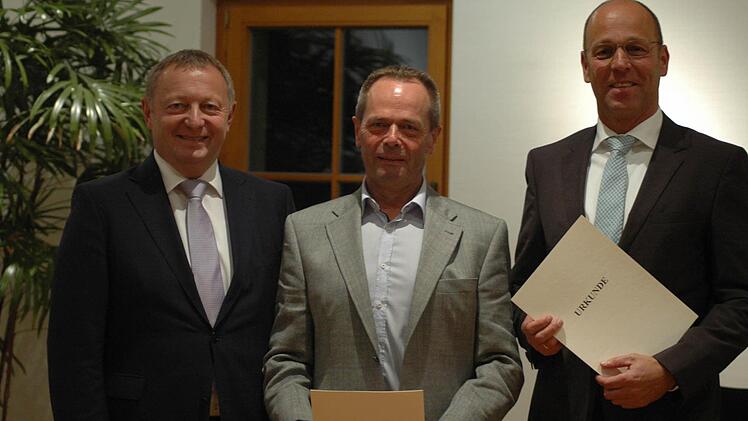 Bad Kissingens Landrat Thomas Bold (von links) überreichte die kommunalen Dankesurkunden an die Wildfleckener Wolfgang Illek und Gerd Kleinhenz.Foto: Sebastian Schmitt-Mathea