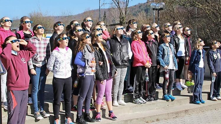 Die Schülerinnen der 6b/d der Realschule Ebermannstadt wagten während dem Sportunterricht mit Lehrerin Karin Meisinger den Blick zur Sonne - alle mit den gemeinsam bestellten Brillen ausgestattet.  Foto: haj