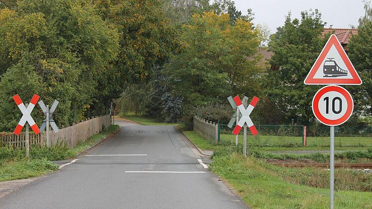Der gefährliche Bahnübergang in Lind wird bald ausgebaut: Hier werden Lichtsignalanlagen und Halbschranken angebracht, um weitere Unfälle zu vermeiden.  Fotos: Janina Reuter