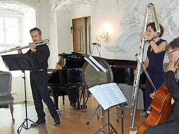 Bei Claude Bollings "Versatile" kamen Bassflöte (Marcos Fregnani-Martins) und Kontrabassflöte (Carmen Fuentas) zum Einsatz. Am Cello Achim Melzer, am Schlagzeug Claudio Pütz sowie am Klavier Natalia Solotych.  Foto: Andreas Welz