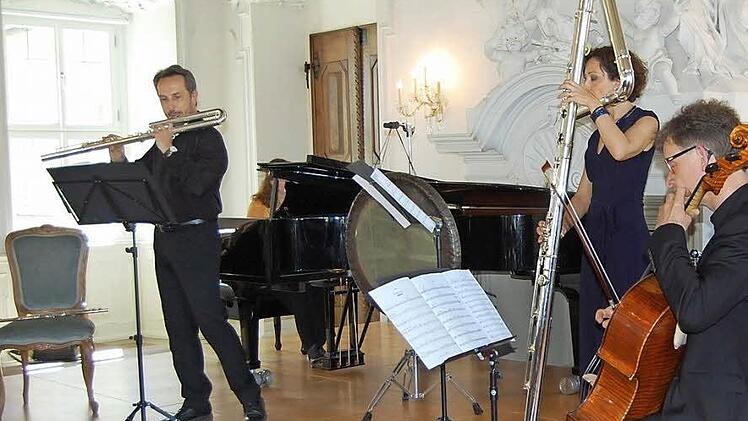 Bei Claude Bollings "Versatile" kamen Bassflöte (Marcos Fregnani-Martins) und Kontrabassflöte (Carmen Fuentas) zum Einsatz. Am Cello Achim Melzer, am Schlagzeug Claudio Pütz sowie am Klavier Natalia Solotych.  Foto: Andreas Welz