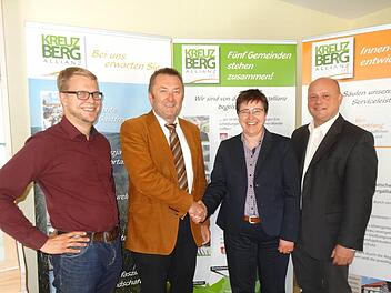 Birgit Erb ist die neue Vorsitzende der Kreuzbergallianz. Als Stellvertreter steht ihr künftig der designierte Bürgermeister der Stadt Bischofsheim Georg Seiffert (rechts) zur Seite. Der bisherige Vorsitzende Udo Baumann (zweiter von links) wurde verabschiedet. Mit im Bild Allianzmanager Christian Seynstahl (links). Foto: Marion Eckert