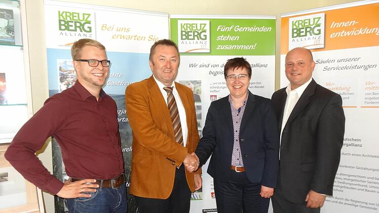 Birgit Erb ist die neue Vorsitzende der Kreuzbergallianz. Als Stellvertreter steht ihr künftig der designierte Bürgermeister der Stadt Bischofsheim Georg Seiffert (rechts) zur Seite. Der bisherige Vorsitzende Udo Baumann (zweiter von links) wurde verabschiedet. Mit im Bild Allianzmanager Christian Seynstahl (links). Foto: Marion Eckert