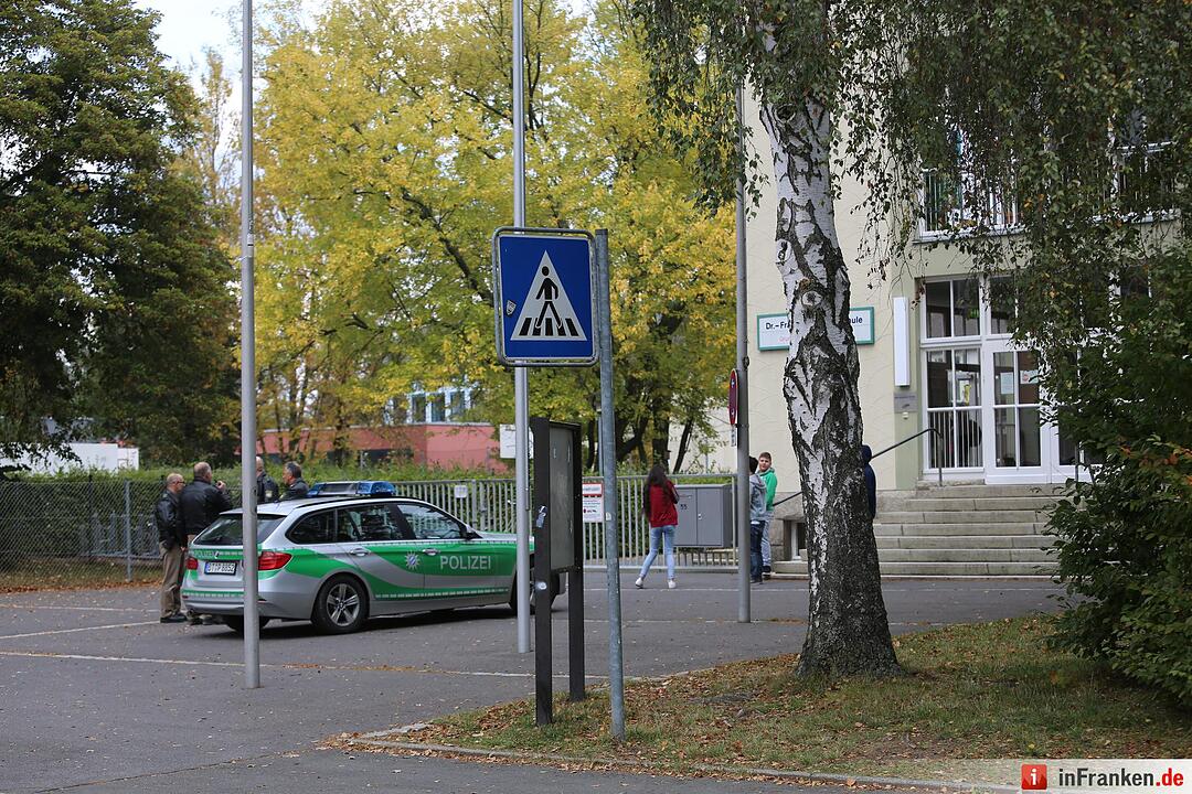 15-Jaehriger Schüler drohte Gewaltverbrechen an - Grosseinsatz der Polizei in Selb - Schule stundenlang abgeriegelt